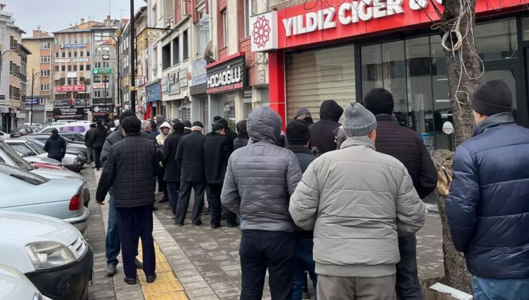 Bekleme süresi 2 saati buldu! Zam söylentisi uzun kuyruklar oluşturdu