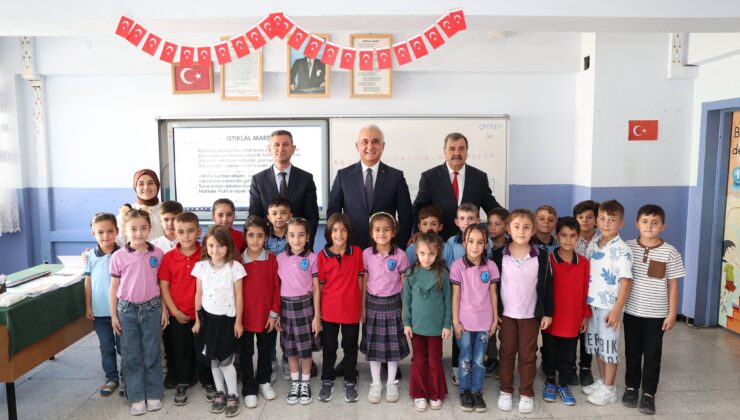 Vali Çakır’dan Öğrencilere İlk Ders Ziyareti