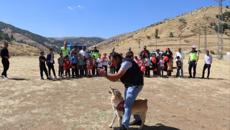 Jandarma Ekiplerinden Miniklere Trafik Eğitimi ve Hediye