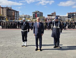 Muş’ta Cumhuriyet’in 102’nci Yılı Coşkusu Çelenk Sunma Töreniyle Başladı