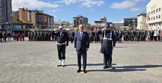 Muş’ta Cumhuriyet’in 102’nci Yılı Coşkusu Çelenk Sunma Töreniyle Başladı