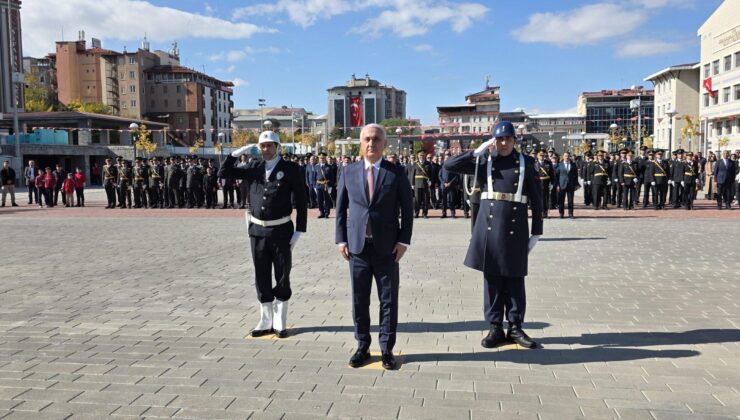 Muş’ta Cumhuriyet’in 102’nci Yılı Coşkusu Çelenk Sunma Töreniyle Başladı