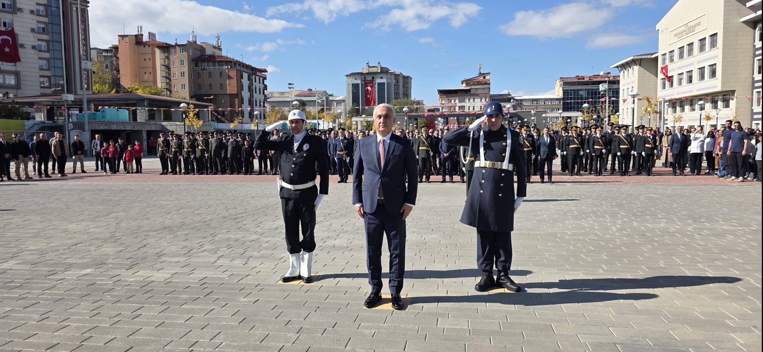 Muş’ta Cumhuriyet’in 102’nci Yılı Coşkusu Çelenk Sunma Töreniyle Başladı