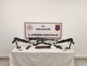 Muş’ta Evde Çok Sayıda Kalaşnikof ve G-3 Ele Geçirildi