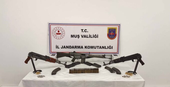 Muş’ta Evde Çok Sayıda Kalaşnikof ve G-3 Ele Geçirildi