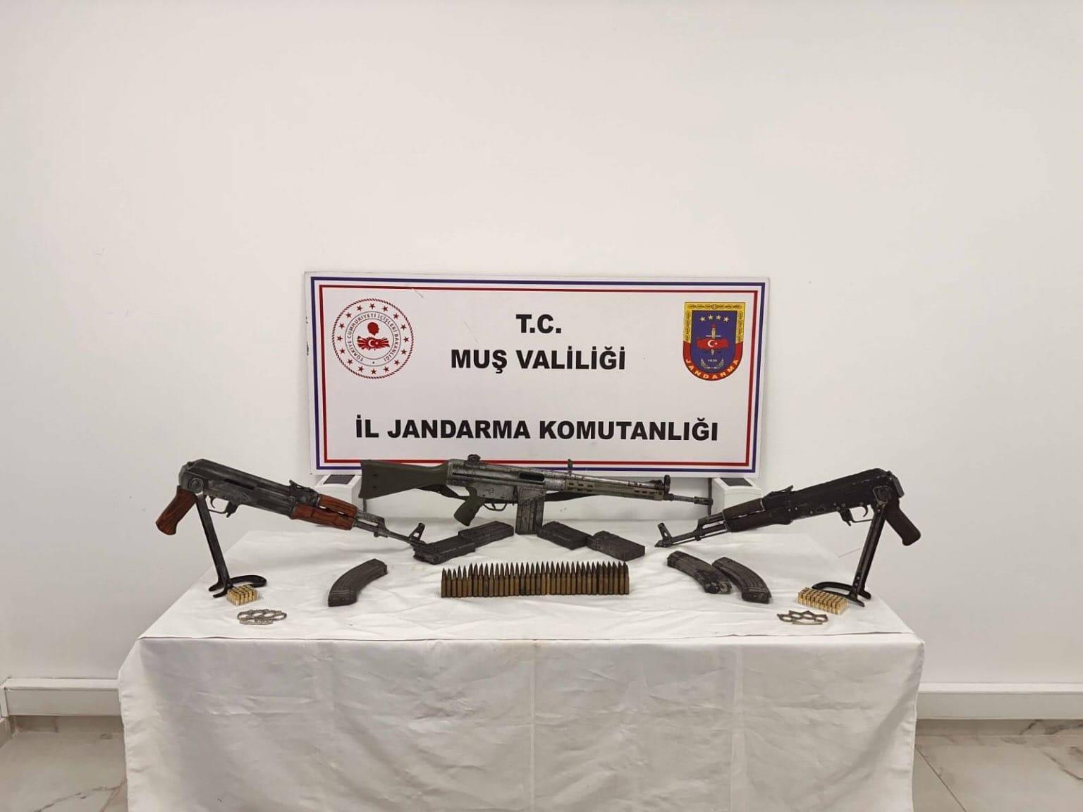Muş’ta Evde Çok Sayıda Kalaşnikof ve G-3 Ele Geçirildi