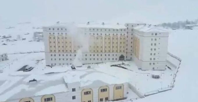 Muş’ta KYK Yurdunda Zehirlenme Şüphesi: 100’e Yakın Öğrenci Hastaneye Kaldırıldı