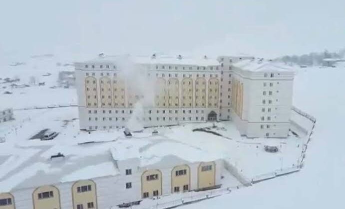 Muş’ta KYK Yurdunda Zehirlenme Şüphesi: 100’e Yakın Öğrenci Hastaneye Kaldırıldı