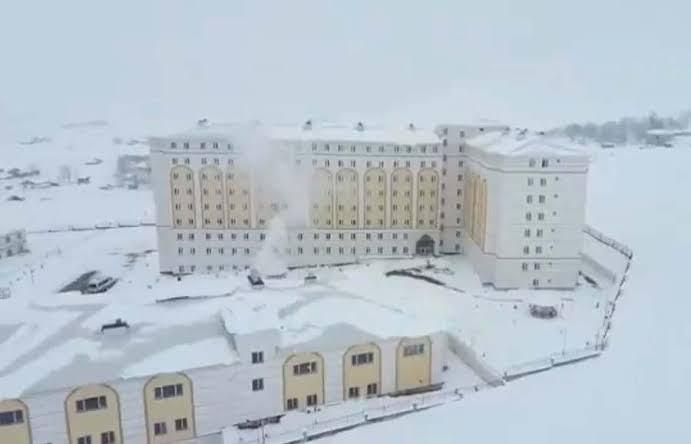 Muş’ta KYK Yurdunda Zehirlenme Şüphesi: 100’e Yakın Öğrenci Hastaneye Kaldırıldı