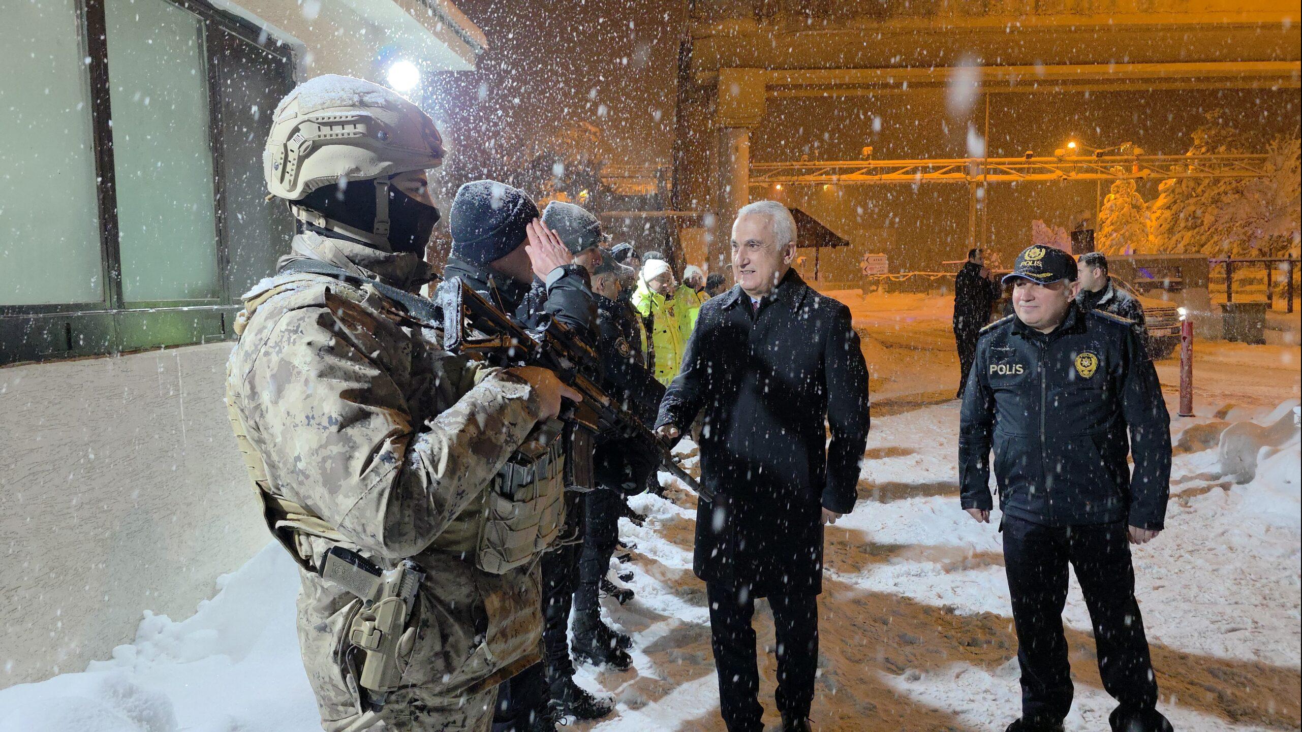 Vali Avni Çakır’dan Yılbaşı Gecesi Sahadaki Ekip ve Güvenlik Birimlerine Ziyaret