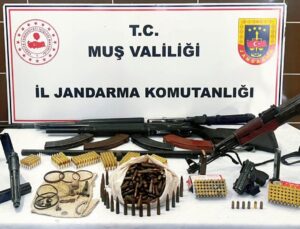 Malazgirt’te Eş Zamanlı Operasyon: Çok Sayıda Silah ve Tarihi Eser Ele Geçirildi