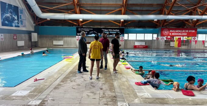 Muş’ta “Yüzme Bilmeyen Kalmasın” Projesi Devam Ediyor