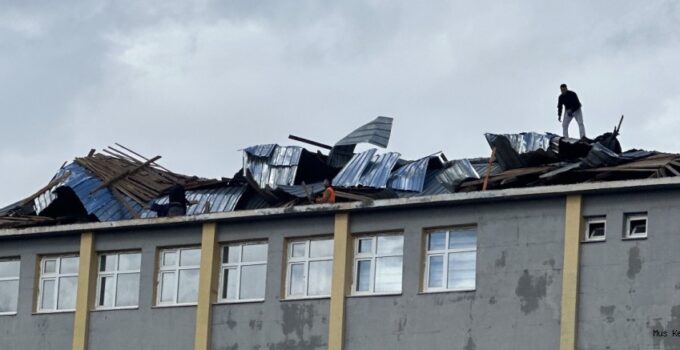 Muş’ta Fırtına Okulun Çatısını Uçurdu: Eğitime İki Gün Ara Verildi.