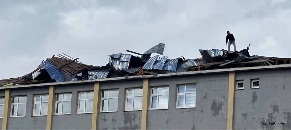 Muş’ta Fırtına Okulun Çatısını Uçurdu: Eğitime İki Gün Ara Verildi.