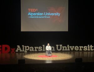 “Ayakta Durmak, Yürümek Değildir ”: Muşlu Eğitimci Serdal Arslan TEDx Sahnesinde İlham Verdi