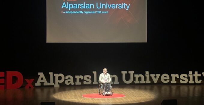 “Ayakta Durmak, Yürümek Değildir ”: Muşlu Eğitimci Serdal Arslan TEDx Sahnesinde İlham Verdi
