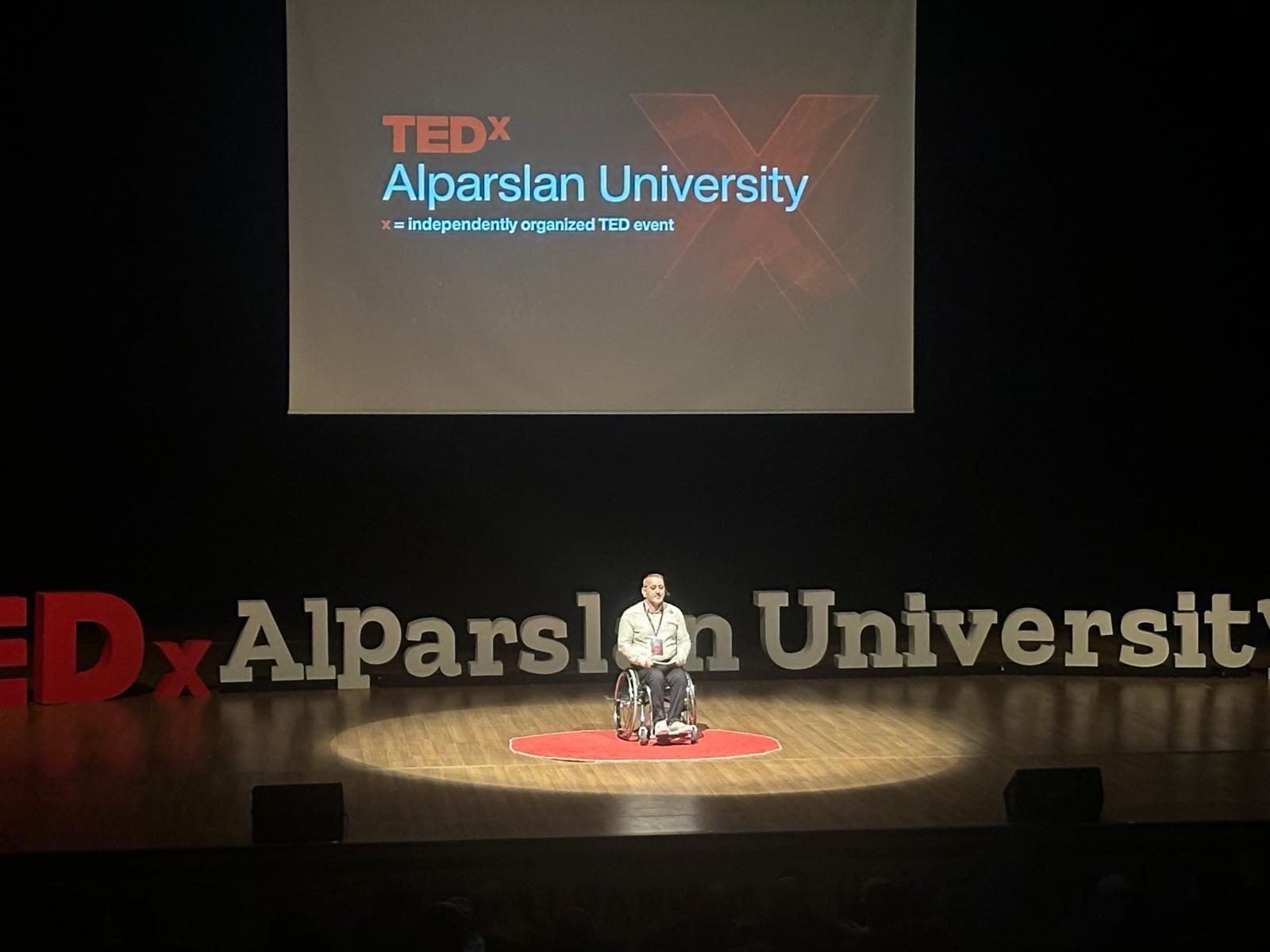 “Ayakta Durmak, Yürümek Değildir ”: Muşlu Eğitimci Serdal Arslan TEDx Sahnesinde İlham Verdi