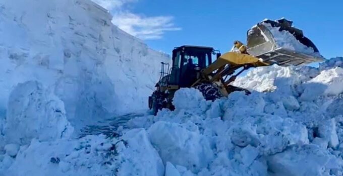 İl Özel İdaresi Ekipleri Karla Mücadeleyi Sürdürüyor