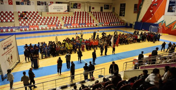 Muş’ta Futsal Grup Müsabakaları Başladı
