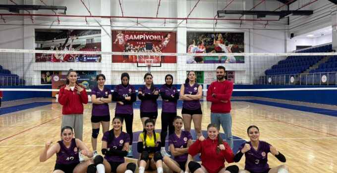 Muş Sultan Alparslan Yurdu Kız Voleybol Takımı Yarı Finalde