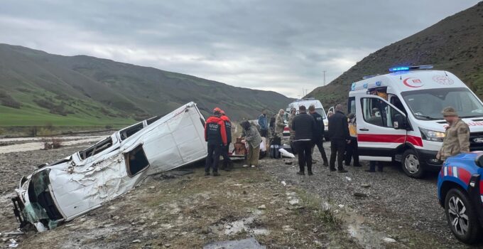 Muş-Bulanık Yolunda Kaza: Minibüs Dereye Uçtu, 16 Yaralı