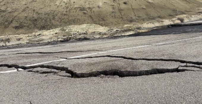 Malazgirt –Ahlat Yolu Heyelan Nedeniyle Ulaşıma Kapatıldı