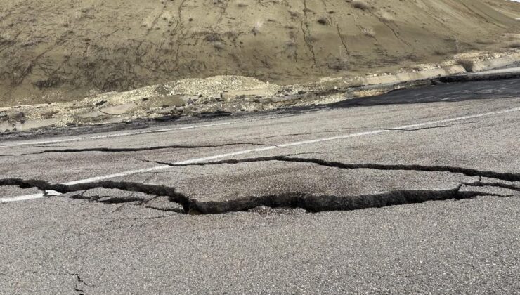 Malazgirt –Ahlat Yolu Heyelan Nedeniyle Ulaşıma Kapatıldı