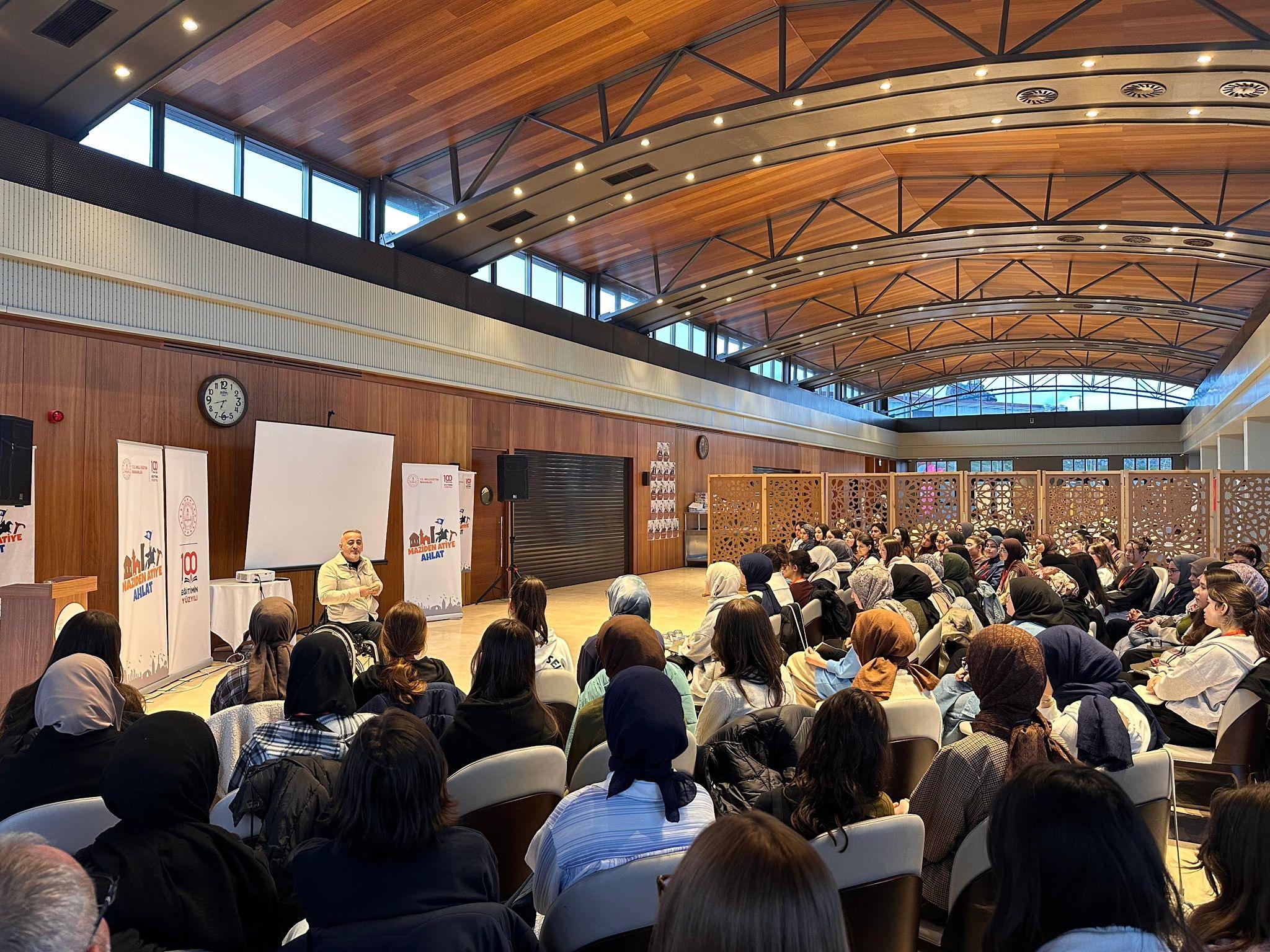 Bahçeşehir Koleji Kurucu Müdürü Serdal Arslan, Cumhurbaşkanlığı Ahlat Külliyesi’nde Gençlere “Hayata Dokunma” Çağrısı Yaptı