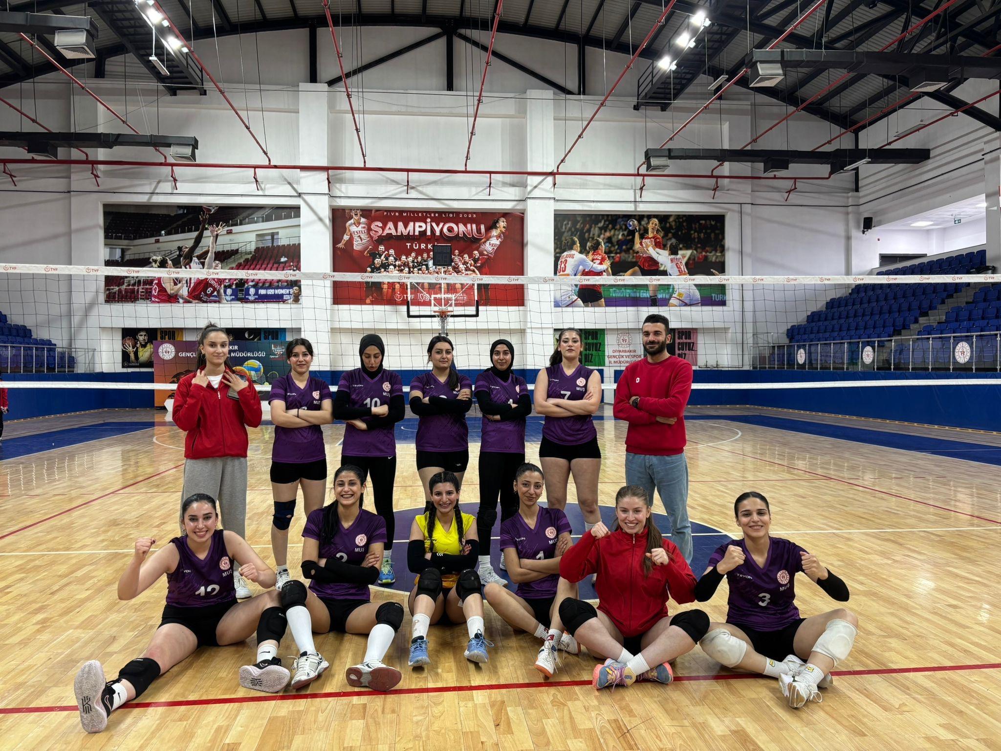 Muş Sultan Alparslan Yurdu Kız Voleybol Takımı Yarı Finalde