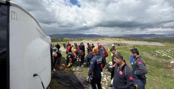 Muş Yolcusu Otobüs Diyarbakır’da Devrildi: 1 Ölü, 13 Yaralı