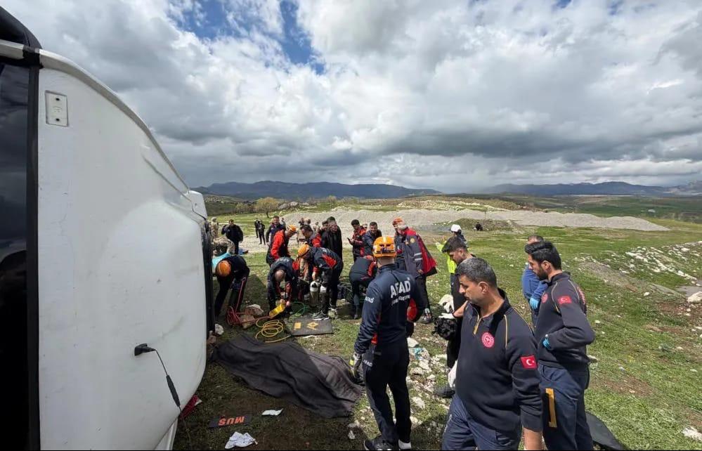 Muş Yolcusu Otobüs Diyarbakır’da Devrildi: 1 Ölü, 13 Yaralı