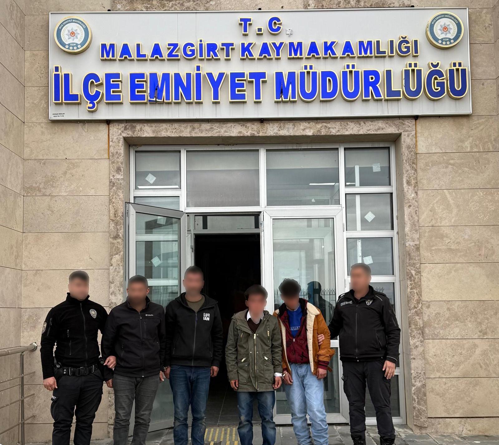 Muş’ta Göçmen Kaçakçılığına Geçit Yok: Şüpheli Araçtan Düzensiz Göçmenler Çıktı