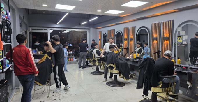 Kurban Bayramı öncesinde berberlerde yoğun mesai yaşanıyor.