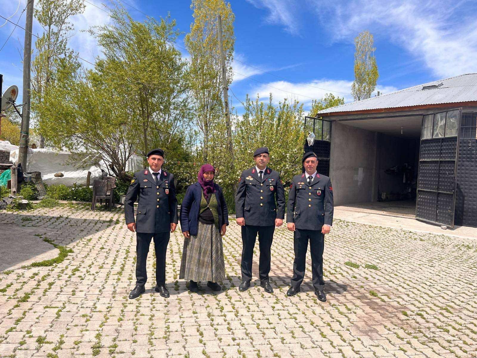 Jandarmadan Şehit ve Gazi Ailelerine Anlamlı Ziyaret