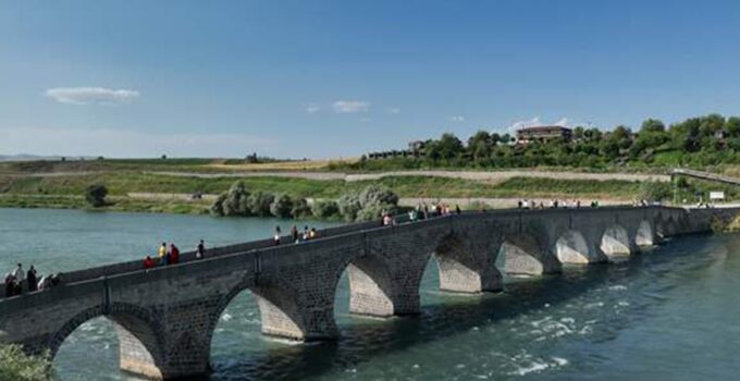 Murat Nehri’nde Su Seviyesi Yükseldi: Sultan Alparslan Parkı Geçici Olarak Kapatıldı