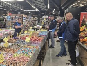 Zabıta Ekiplerinden Bayram Öncesi Sıkı Denetim: Son Kullanma Tarihi Geçmiş Şekerler İmha Edildi