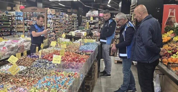Zabıta Ekiplerinden Bayram Öncesi Sıkı Denetim: Son Kullanma Tarihi Geçmiş Şekerler İmha Edildi