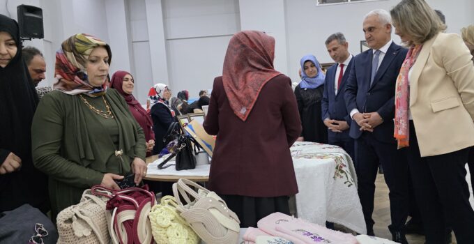 Hayat Boyu Öğrenme Haftası Sergisi Muş’ta Açıldı