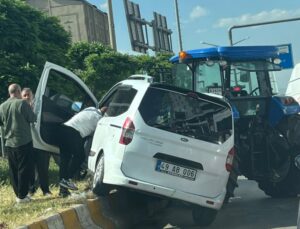 Üniversite Kızılağaç Kavşağı’nda Traktör ile Otomobil Çarpıştı