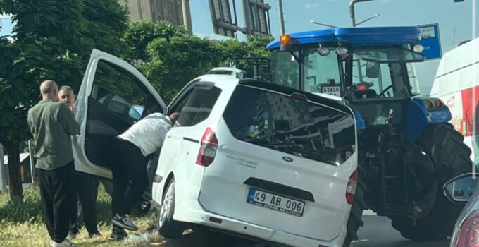 Üniversite Kızılağaç Kavşağı’nda Traktör ile Otomobil Çarpıştı