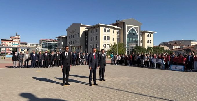Muş’ta Yeni Eğitim Öğretim Yılı İçin Çelenk Töreni Düzenlendi