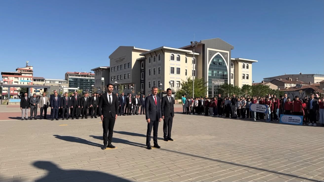 Muş’ta Yeni Eğitim Öğretim Yılı İçin Çelenk Töreni Düzenlendi