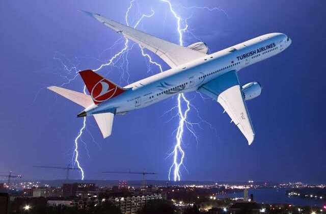 Muş’a İnen THY Uçağına Yıldırım İsabet Etti